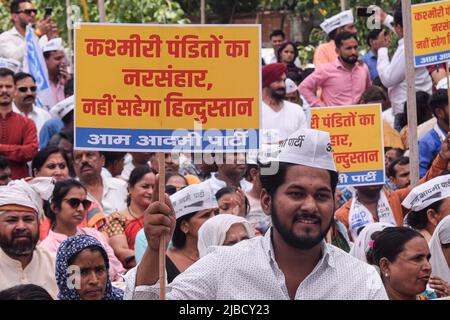 Delhi, Inde. 05th juin 2022. Un homme tient une pancarte à une manifestation organisée par le parti AAM Aadmi contre les récents meurtres des Hindous du Cachemire. (Photo de Kabir Jhangiani/Pacific Press) crédit: Pacific Press Media production Corp./Alay Live News Banque D'Images