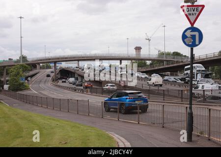 Circulation sur l'autoroute M8 traversant le centre-ville de Glasgow (près d'Anderston), Écosse. Banque D'Images