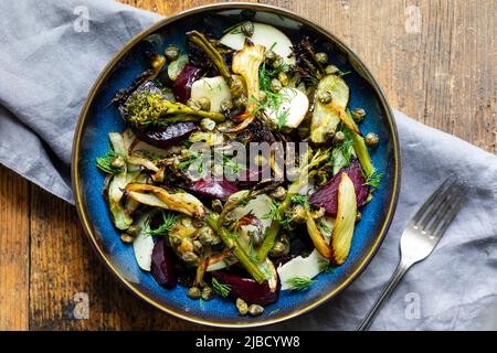 Salade chaude avec coléoptère rôti, brocoli, pomme, fenouil et câpres croustillantes Banque D'Images