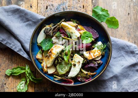 Salade chaude avec coléoptère rôti, brocoli, pomme, fenouil et câpres croustillantes Banque D'Images