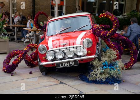 Londres, 26 mai 2022 : les rues de Chelsea sont décodées avec des écrans floraux pour le concours annuel Chelsea in Bloom Banque D'Images