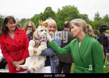 La comtesse de Wessex est vue pendant le déjeuner du grand Jubilé avec des membres de la communauté locale assis à la table longue sur la longue promenade, château de Windsor, le quatrième jour des célébrations du Jubilé de platine. Date de la photo: Dimanche 5 juin 2022. Banque D'Images