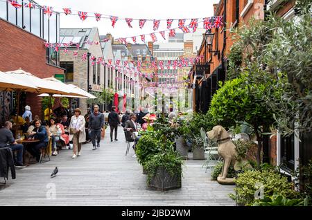 Londres, 26 mai 2022 : les rues de Chelsea sont décodées avec des écrans floraux pour le concours annuel Chelsea in Bloom Banque D'Images