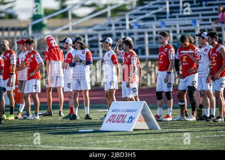 Match de compétition Frisbee ultime - joueurs professionnels de Frisbee AUDL sur le disque Phoenix USA de Philadelphie Banque D'Images