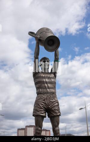 Statue de Billy McNeill, ancien capitaine et directeur du Celtic FC, levant la coupe d'Europe, à l'extérieur du stade Celtic Park, Glasgow, Écosse. Banque D'Images