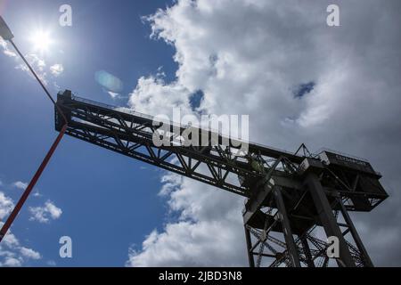 La grue Finnieston (Stobcross), grue géante en porte-à-faux sur les rives de la Clyde à Glasgow, en Écosse. Ciel lumineux et nuages derrière. Banque D'Images