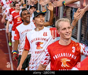 Match de compétition Frisbee ultime - joueurs professionnels de Frisbee AUDL sur le disque Phoenix USA de Philadelphie Banque D'Images