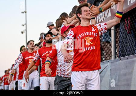 Match de compétition Frisbee ultime - joueurs professionnels de Frisbee AUDL sur le disque Phoenix USA de Philadelphie Banque D'Images