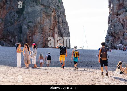 Touristes sur la plage de galets, Torrent de Pareis, sa Calobra, Majorque, Iles Baléares, Espagne Banque D'Images