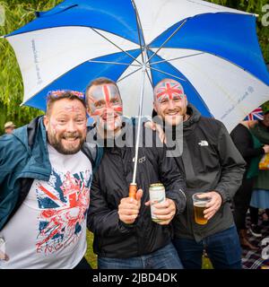 Willingham Cambridgeshire, Royaume-Uni. 5th juin 2022. Les gens célèbrent le week-end du Jubilé de platine de la Reine sous la pluie lors d'un pique-nique sur le terrain de loisirs. Beaucoup de gens étaient déterminés à célébrer l'occasion malgré la pluie torride, en apportant leurs propres pique-niques et en appréciant un groupe de blues, des stands de nourriture, un bar et des jeux. Crédit : Julian Eales/Alay Live News Banque D'Images