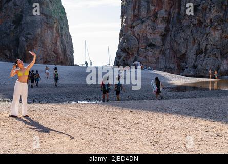 Touristes sur la plage de galets, Torrent de Pareis, sa Calobra, Majorque, Iles Baléares, Espagne Banque D'Images