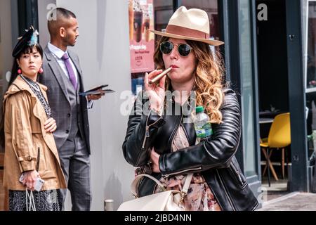 Epsom Surrey, Londres, Royaume-Uni, 04 juin 2022, cool Woman Usine Vape à la mode, vêtu d'un chapeau Panama et d'une veste en cuir Banque D'Images