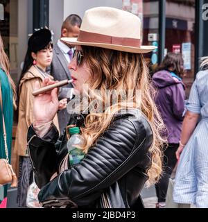 Epsom Surrey, Londres, Royaume-Uni, 04 juin 2022, cool Woman Usine Vape à la mode, vêtu d'un chapeau Panama et d'une veste en cuir Banque D'Images