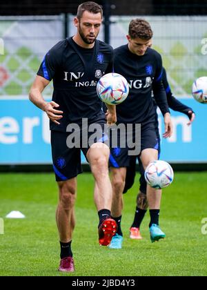 ZEIST, PAYS-BAS - JUIN 5 : Stefan de Vrij des pays-Bas lors d'une session de formation de l'équipe de football des pays-Bas au campus de KNVB sur 5 juin 2022 à Zeist, pays-Bas (photo de Jeroen Meuwsen/Orange Pictures) Banque D'Images