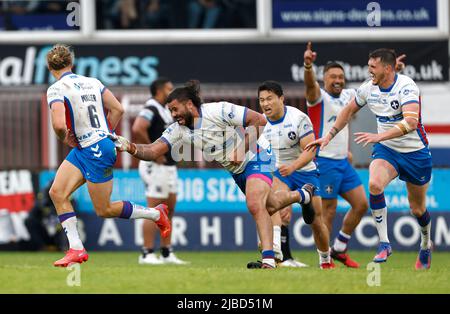 Jacob Miller (à gauche) de Wakefield Trinity et David Fifita de Trinity célèbrent la victoire en point d'or après le match de la Super League de Betfred au stade de soutien de Bebe Well, Wakefield. Date de la photo: Dimanche 5 juin 2022. Banque D'Images