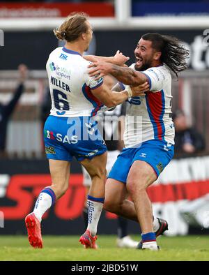 Jacob Miller (à gauche) de Wakefield Trinity et David Fifita de Trinity célèbrent la victoire en point d'or après le match de la Super League de Betfred au stade de soutien de Bebe Well, Wakefield. Date de la photo: Dimanche 5 juin 2022. Banque D'Images