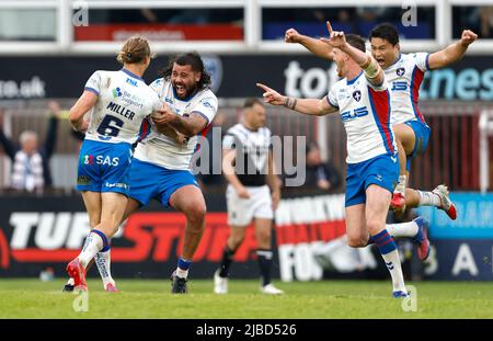 Jacob Miller (à gauche) de Wakefield Trinity et David Fifita de Trinity célèbrent la victoire en point d'or après le match de la Super League de Betfred au stade de soutien de Bebe Well, Wakefield. Date de la photo: Dimanche 5 juin 2022. Banque D'Images