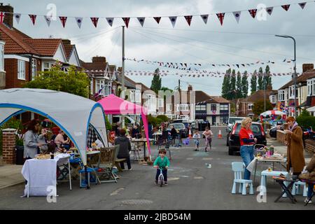 Stockton-on-Tees, Royaume-Uni. 05 juin 2022. Les résidents de Waltham Avenue, Fairfield, ont organisé une fête de rue pour célébrer le Jubilé de platine de sa Majesté la reine Elizabeth II, marquant le record de rupture de 70 ans de règne de sa Majesté. Crédit : Teesside Snapper/Alamy Live News Banque D'Images