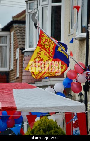 Stockton-on-Tees, Royaume-Uni. 05 juin 2022. Les résidents de Waltham Avenue, Fairfield, ont organisé une fête de rue pour célébrer le Jubilé de platine de sa Majesté la reine Elizabeth II, marquant le record de rupture de 70 ans de règne de sa Majesté. Crédit : Teesside Snapper/Alamy Live News Banque D'Images