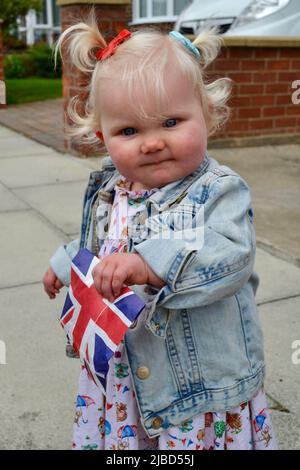 Stockton-on-Tees, Royaume-Uni. 05 juin 2022. Lyra Varley, âgée de 1 ans, a profité de l'occasion en tant que résidents de Waltham Avenue, Fairfield a organisé une fête de rue pour célébrer le Jubilé de platine de sa Majesté la reine Elizabeth II, marquant le record de rupture de 70 ans de règne de sa Majesté. Crédit : Teesside Snapper/Alamy Live News Banque D'Images