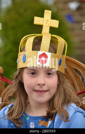 Stockton-on-Tees, Royaume-Uni. 05 juin 2022. Abigail âgé de 7 ans portait une couronne pour l'occasion en tant que résidents de Waltham Avenue, Fairfield a tenu une fête de rue pour célébrer le Jubilé de platine de sa Majesté la reine Elizabeth II, marquant le record de rupture de 70 ans de règne de sa Majesté. Crédit : Teesside Snapper/Alamy Live News Banque D'Images