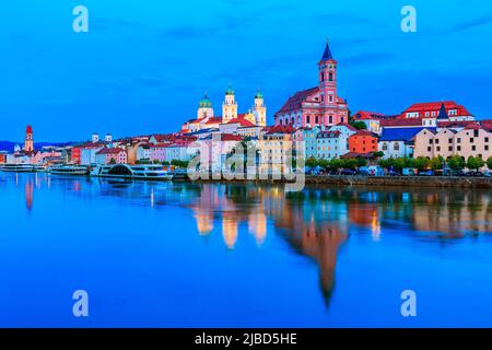 Passau, Allemagne. Panorama de la ville des trois fleuves en face du Danube. Banque D'Images