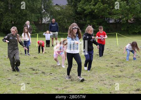 Comté de Durham, Angleterre. 05-06-2022. Wolviston Village Queen Elizabeth Platinum Jubilee pique-nique, vainqueur de la première course d'œufs et de cuillères 05-06-2022. (Photo de Harry Cook | MI News) Credit: MI News & Sport /Alay Live News Banque D'Images