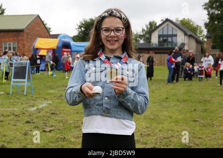 Comté de Durham, Angleterre. 05-06-2022. Wolviston Village Reine Elizabeth Platinum Jubilee Picnic, Une gagnante ravie reçoit sa médaille 05-06-2022. (Photo de Harry Cook | MI News) Credit: MI News & Sport /Alay Live News Banque D'Images