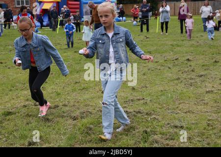 Comté de Durham, Angleterre. 05-06-2022. Wolviston Village Queen Elizabeth Platinum Jubilee pique-nique, cou et cou dans la course aux œufs et à la cuillère 05-06-2022. (Photo de Harry Cook | MI News) Credit: MI News & Sport /Alay Live News Banque D'Images