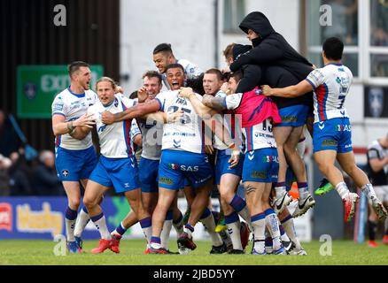 Jacob Miller, de Wakefield Trinity (deuxième à gauche), coéquipiers pendant le match de la Super League de Betfred au stade de soutien de Bebe Well, Wakefield. Date de la photo: Dimanche 5 juin 2022. Banque D'Images