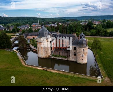 Lavaux Sainte-Anne, Belgique - 4 juin 2022 : vue aérienne du château historique de Lavaux-Sainte-Anne dans le sud de la Belgique Banque D'Images