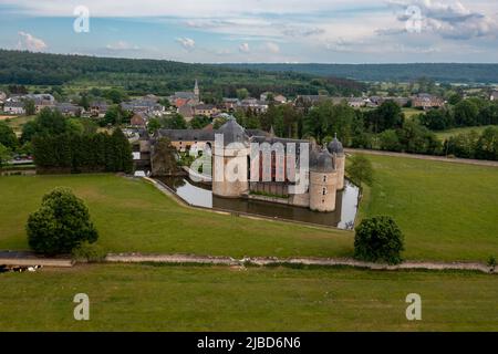 Lavaux Sainte-Anne, Belgique - 4 juin 2022 : vue aérienne du château historique de Lavaux-Sainte-Anne dans le sud de la Belgique Banque D'Images