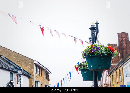 Banderole et décorations à Bicester, Oxfordshire pour le Queens Platinum Jubilee. Banque D'Images