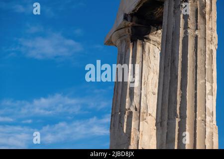Agora romaine, Athènes Grèce. Porte d'Athena Archegetis détail des colonnes, fond bleu ciel. Vestiges anciens à Plaka Banque D'Images