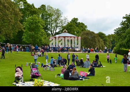 Stockton-on-Tees, Royaume-Uni. 05 juin 2022. Les résidents de Stockton-on-Tees ont assisté à un énorme ‘pique-nique jubilaire dans le parc’ au beau parc Ropner pour célébrer le Jubilé de platine de sa Majesté la reine Elizabeth II, marquant le record de 70 ans de règne de sa Majesté. Crédit : Teesside Snapper/Alamy Live News Banque D'Images