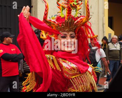 Elle-diable effectuant une danse traditionnelle andine de Puno. La municipalité de Lima a organisé un défilé de danses péruviennes dans le cadre des célébrations de la journée internationale du folklore Banque D'Images