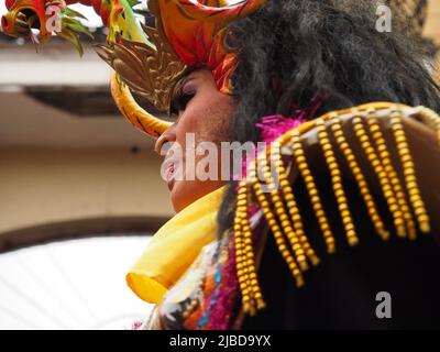 Elle-diable effectuant une danse traditionnelle andine de Puno. La municipalité de Lima a organisé un défilé de danses péruviennes dans le cadre des célébrations de la journée internationale du folklore Banque D'Images