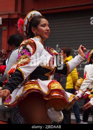 Une fille exécutant une danse traditionnelle de Puno. La municipalité de Lima a organisé un défilé de danses péruviennes dans le cadre des célébrations de la journée internationale du folklore Banque D'Images