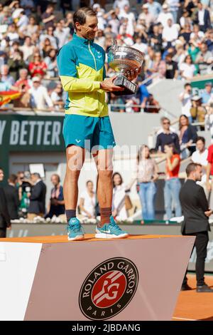 Paris, France, le 5th juin 2022. Le joueur espagnol de tennis Rafael Nadal après avoir remporté le tournoi de tennis de l'Open de France 2022 à Roland Garros le dimanche 6th juin 2022., © Juergen Hasenkopf / Alamy Live News Banque D'Images