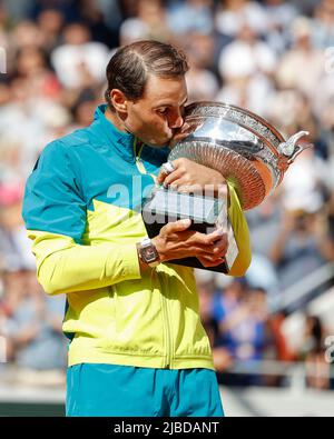 Paris, France, le 5th juin 2022. Le joueur espagnol de tennis Rafael Nadal après avoir remporté le tournoi de tennis de l'Open de France 2022 à Roland Garros le dimanche 6th juin 2022., © Juergen Hasenkopf / Alamy Live News Banque D'Images