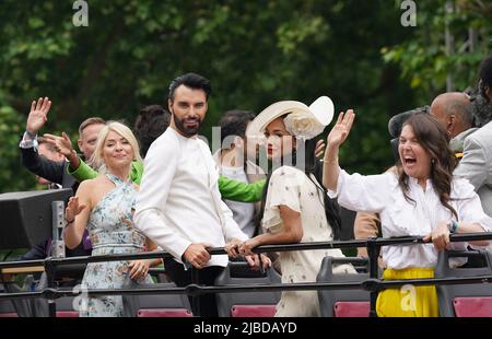 Holly Willoughby, Rylan Clark et Nicole Scherzinger, lors du Jubilé de platine en face de Buckingham Palace, Londres, le quatrième jour des célébrations du Jubilé de platine. Date de la photo: Dimanche 5 juin 2022. Banque D'Images