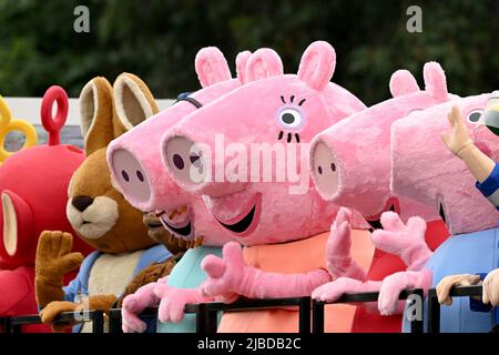 Personnages de Peppa Pig lors du Jubilé de platine en face de Buckingham Palace, Londres, le quatrième jour des célébrations du Jubilé de platine. Date de la photo: Dimanche 5 juin 2022. Banque D'Images