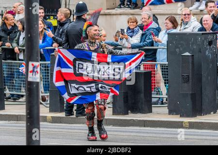 Londres, Royaume-Uni. 5th juin 2022. Punks sur la course - Loi II: LE TEMPS DE NOS VIES le temps de nos vies, une procession jubilante comme personne d'autre, une évocation des sept décennies de l'extraordinaire règne de la Reine. Une troupe de 2 500 bénévoles et membres du public (la plus ancienne a 99 ans!) Célébrera l'évolution de la créativité et de la culture britanniques et du Commonwealth au cours des sept décennies de règne de la Reine de 1952 à 2022. Sa Majesté le Jubilé de platine de la Reine racontant l'histoire de son règne de 70 ans, joué en quatre parties. Crédit : Guy Bell/Alay Live News Banque D'Images