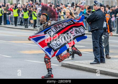 Londres, Royaume-Uni. 5th juin 2022. Punks sur la course - Loi II: LE TEMPS DE NOS VIES le temps de nos vies, une procession jubilante comme personne d'autre, une évocation des sept décennies de l'extraordinaire règne de la Reine. Une troupe de 2 500 bénévoles et membres du public (la plus ancienne a 99 ans!) Célébrera l'évolution de la créativité et de la culture britanniques et du Commonwealth au cours des sept décennies de règne de la Reine de 1952 à 2022. Sa Majesté le Jubilé de platine de la Reine racontant l'histoire de son règne de 70 ans, joué en quatre parties. Crédit : Guy Bell/Alay Live News Banque D'Images