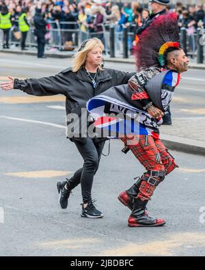 Londres, Royaume-Uni. 5th juin 2022. Punks sur la course - Loi II: LE TEMPS DE NOS VIES le temps de nos vies, une procession jubilante comme personne d'autre, une évocation des sept décennies de l'extraordinaire règne de la Reine. Une troupe de 2 500 bénévoles et membres du public (la plus ancienne a 99 ans!) Célébrera l'évolution de la créativité et de la culture britanniques et du Commonwealth au cours des sept décennies de règne de la Reine de 1952 à 2022. Sa Majesté le Jubilé de platine de la Reine racontant l'histoire de son règne de 70 ans, joué en quatre parties. Crédit : Guy Bell/Alay Live News Banque D'Images