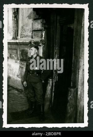 Europa, Ukraine, Charkow, 2. Weltkrieg, deutscher Soldat , Pionier, Wachposten vor einem Haus , 1943, fotografiert von dem Pionier Bruno Feltz / Europe, Ukraine, Kharkiv, WW II , soldat allemand, Pionnier, poste de garde en face d'une maison , 1943, photographe le pionnier Bruno Feltz . Banque D'Images