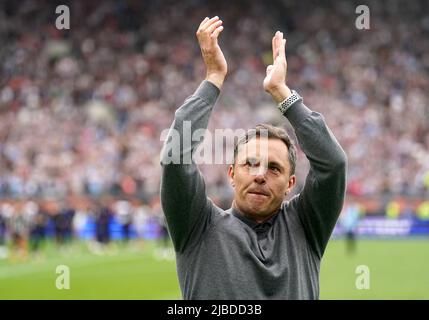 Paul Hurst, directeur municipal de Grimsby, applaudit les fans à temps plein après le match final de la Vanarama National League au London Stadium, Londres. Date de la photo: Dimanche 5 juin 2022. Banque D'Images