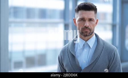 Portrait d'un homme d'affaires de taille moyenne adulte au bureau Banque D'Images