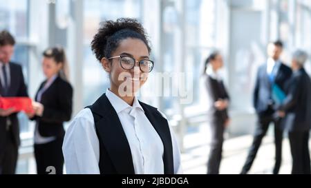 Portrait d'une jeune femme d'affaires de course mixte portant des lunettes au bureau Banque D'Images