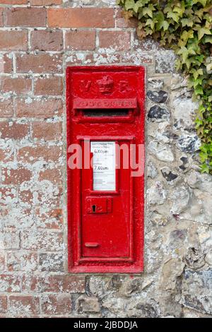 Boîte postale rouge britannique traditionnelle dans un mur de l'époque victorienne, dans le Hampshire, en Angleterre Banque D'Images